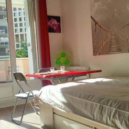 Apartment Sur Le Metro 12 Pour Montmartre Paris